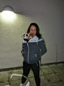 Teilnehmerin erzählt von seinem Teddy beim #EmpathicTeddyDay im BFW Berlin Brandenburg