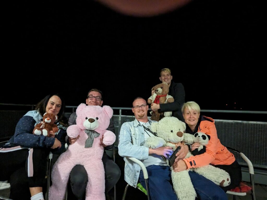 Teilnehmer des #EmpathicTeddyDay-Events in BFW Berlin Brandenburg Mühlenbeck